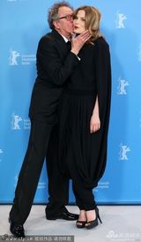 组图：《最佳出价》发布 西尔维娅获杰弗里献吻