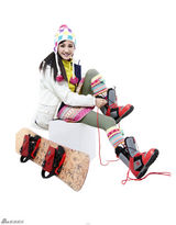 组图：杨雪冬日撞色混搭登户外杂志封面