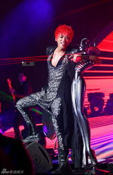 组图：信北京个唱火力全开 秀胸肌被男嘉宾吻手