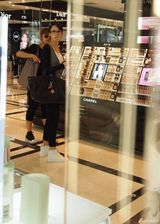 组图：孙菲菲挎名包扫货 口含棒棒糖撅嘴扮可爱