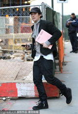 组图：奥兰多现身百老汇 恢复单身心情不错