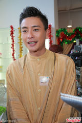 组图：黄宗泽澄清绯闻证单身 与岑丽香拍亲热戏