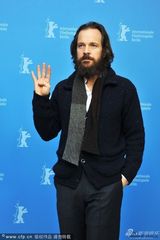 组图：《拉芙莱斯》记者会 阿曼达红裙迷人