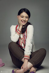 组图：王力可初秋中性风不失妩媚