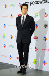 组图：宋承宪Rain出席活动 宋允儿申世京黑白配