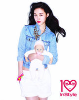 高清图：李妍熙怀抱娃娃拍写真为病童募捐