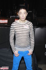 组图：黄贯中享受照顾爱女 携手方大同秀吉他