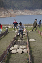 组图：《爸爸》老爸变装逗萌娃 小猪赛跑趣味多