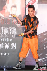 组图：杜德伟罗志祥相见欢 台上搞笑玩互亲