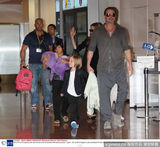 组图：皮特朱莉携子女抵达日本宣传人气爆棚