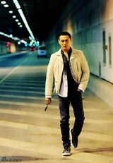 组图：刘冠翔最新酷帅写真 眼神犀利气场足