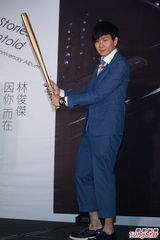 组图：林俊杰发布新专辑 秀棒球阳光帅气