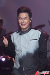 组图：张信哲睽违七年台北开唱 邀萧煌奇尬美声