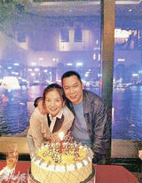 组图：赵薇夫妻罕见亲密合影 手挽手笑容甜蜜