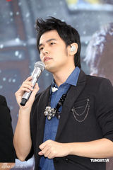 幻灯图：周杰伦签唱会魅力十足 上千粉丝冒雨捧场