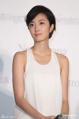 组图：桂纶镁陈妍希首次同场代言 相互欣赏不怕PK