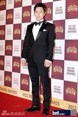 组图：文彩元朴信惠等盛装亮相演技大赏红毯