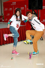 幻灯图：陈伟霆化身“饥馑天使” 与邓丽欣踢毽跳绳