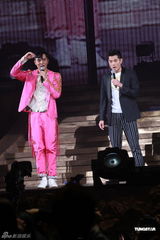 组图：张智霖开唱怀抱儿子亮相 张柏芝任嘉宾