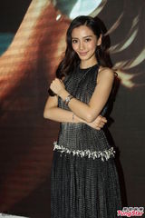 组图：baby收获表白后露肩裙现身 甜美光彩照人