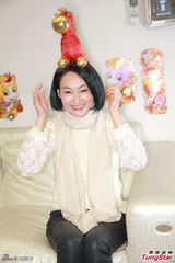 组图：惠英红新春下厨包金钱水饺 称要“封腿”