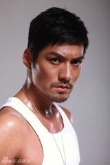 幻灯图：严宽写真凸显男性魅力 温柔与粗犷并存