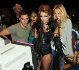 高清组图：麦莉-赛勒斯拍新歌MV 孔雀战衣华丽