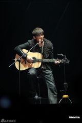 组图：周杰伦大秀吉他钢琴 与温岚合唱情歌