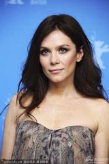 组图：《情色大亨》发布 弗莱尔低胸纱裙现身