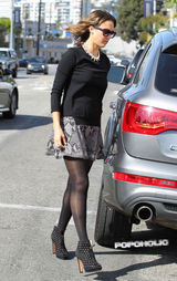 组图：阿尔芭透明黑丝外出购物 神色凝重满载归