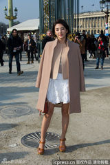 组图：张雨绮吴佩慈巴黎竞艳 知性装休闲随意