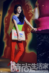 组图：柳岩街拍曝光 性感女神打造都市文艺范儿