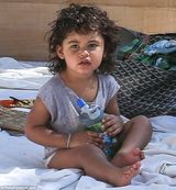 组图：超模科洛斯携子戏水 比基尼秀辣妈好身材