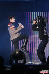 组图：萧敬腾炎亚纶亮相圣诞演唱会high翻全场