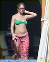 组图：安妮斯顿桃红比基尼晒日光浴 四仰八叉露私处不雅