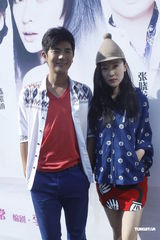 组图：《爱情面前谁怕谁》探班 霍思燕变可爱土著