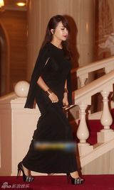 组图：严正花黑裙霸气 烈焰红唇显女王气场