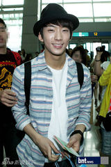 组图：朴宰范B1A4亮相机场赴新加坡参加演出