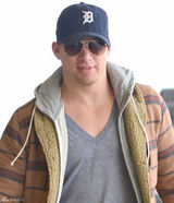 组图：查宁-塔图姆风尘仆仆赶飞机与妻子团聚