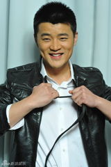 幻灯图：赵锦焘新照酷似于荣光 展干练男人味