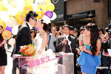 幻灯图：官恩娜主持街头婚礼 坦言对男友很满意