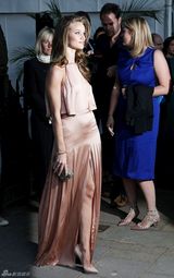 高清组图：变形金刚女郎惠特莉性感礼服凸点