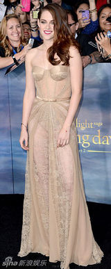 组图：《暮光4》洛杉矶首映 暮光情侣亲密亮相