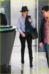 组图：安妮斯顿中性装扮帅气 做美容大秀鸽子蛋