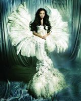 组图：baby羽毛造型登芭莎 化身天使性感撩人