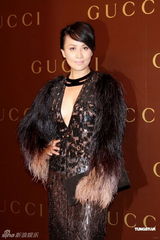 组图：郭富城出席时装展略显臃肿 刘嘉玲穿露背礼裙