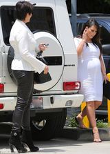 组图：卡戴珊大肚现身双脚浮肿 仍贪靓踩高跟鞋