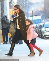 组图：凯蒂宠女儿帮背书包 苏瑞低头心情欠佳