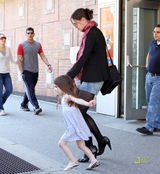 幻灯图：阿汤嫂穿黑丝抱女儿 可爱苏瑞有如小公主