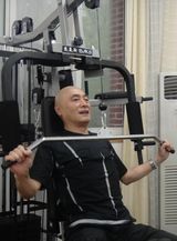 组图：邵兵与父亲私照曝光 父亲节健身散步品小吃